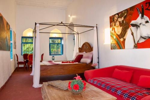 un soggiorno con letto e divano di The House of Royals a Zanzibar City