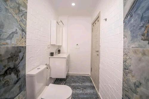 A bathroom at Portakal Çiçeği 1