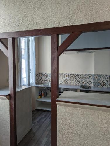 uma vista para um quarto com uma cama e uma janela em le cocooning marseillais bis em Marselha