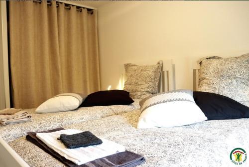 2 Betten mit Handtüchern und Kissen in einem Zimmer in der Unterkunft Gîte BARD des OURS in Saint-Martin-en-Vercors