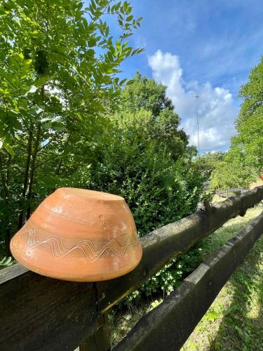 a pot sitting on top of a wooden fence at U Lipińskich - Dom nad jeziorem in Ostrzyce