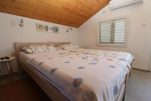 um quarto com uma cama grande e um tecto em madeira em Apartments with a parking space Nin, Zadar - 11402 em Nin