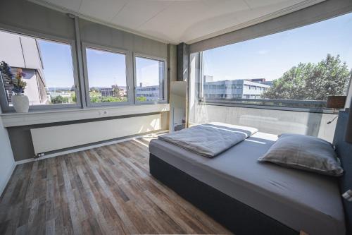 מיטה או מיטות בחדר ב-Pit Stop Apartments