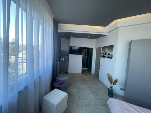 1 dormitorio con cama y ventana grande en Engels apartments - studio luminos en Cluj-Napoca