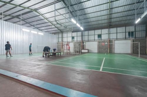 Stalo tenisas apgyvendinimo įstaigoje KoolKost Syariah @ Wisma Arafah Tasikmalaya (Minimum Stays 30 Nights) arba netoliese