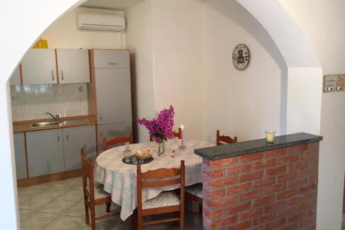 Kuchyňa alebo kuchynka v ubytovaní Apartments by the sea Orebic, Peljesac - 11450