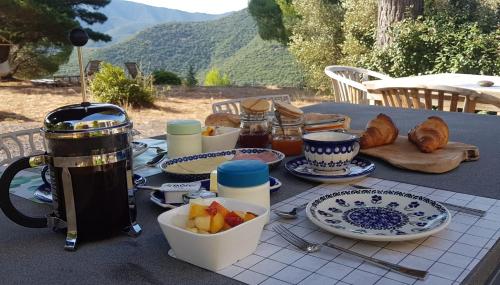 Gites-Terroirs-Occitanie في Felluns: طاولة عليها أطباق من الطعام