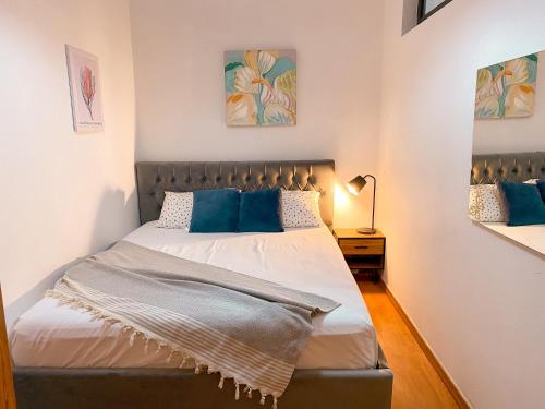 Ένα ή περισσότερα κρεβάτια σε δωμάτιο στο Tirana Views Apartment - Comfy & spacious
