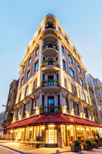 un grande edificio bianco all'angolo di una strada di Hotel De Reve Galata-Special Class a Istanbul