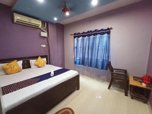 Llit o llits en una habitació de Hotel Aakash Ganga