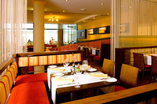 ein Restaurant mit einem Tisch mit Weingläsern darauf in der Unterkunft Hotel Öhlknechthof in Horn