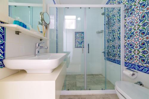 a bathroom with a sink and a shower at Hotel Mavi Beyaz in Palamutbuku