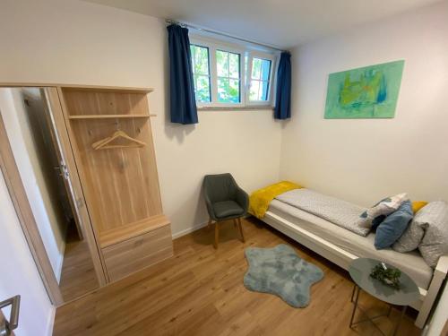 a small room with a bed and a window at Residence JORADO in Manning