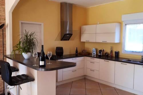 Photo de la galerie de l'établissement Villa Contemporaine à Paulhac avec Piscine Privée et Jardin, à Paulhac