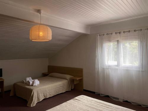 - une chambre avec 2 lits et une fenêtre dans l'établissement Hôtel De Porticcio, à Porticcio