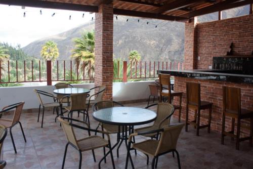 Un restaurante o sitio para comer en Huascarán Inn