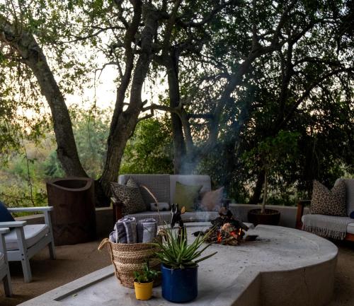 a fire pit in the middle of a patio at Leopard's Lair Bush Lodge in Hoedspruit