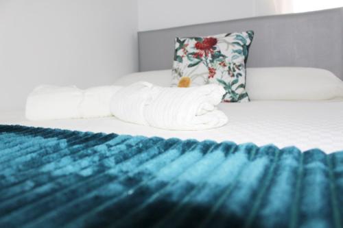Tempat tidur dalam kamar di Apartamentos con Terraza Desayuno Gratis