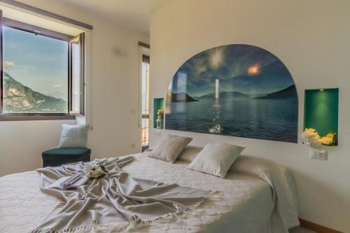 1 dormitorio con 1 cama y una gran pintura en la pared en Varenna La Bomboniera, en Varenna