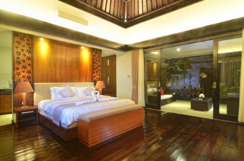 Un pat sau paturi într-o cameră la Room in Villa - Kori Maharani Villas - One-bedroom Villa with Private Pool 3