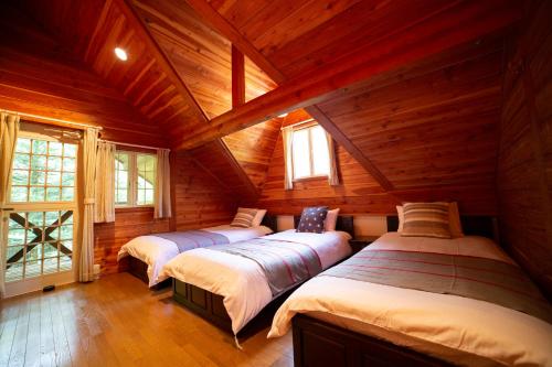 嬬恋村にある月の街60号北軽井沢のベッド3台 木製の壁の部屋