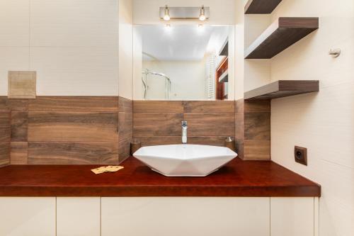 a bathroom with a sink and a mirror at Sokratesa 2B by Homeprime in Warsaw