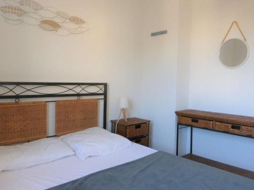- une chambre avec un lit et une commode dans l'établissement Maison 3 pièces près de la plage avec piscine, terrasse, et parking à Bretignolles-sur-Mer. - FR-1-224A-17, à Bretignolles-sur-Mer