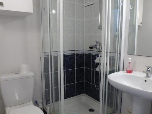 une salle de bain avec une douche, des toilettes et un lavabo dans l'établissement Maison 3 pièces près de la plage avec piscine, terrasse, et parking à Bretignolles-sur-Mer. - FR-1-224A-17, à Bretignolles-sur-Mer
