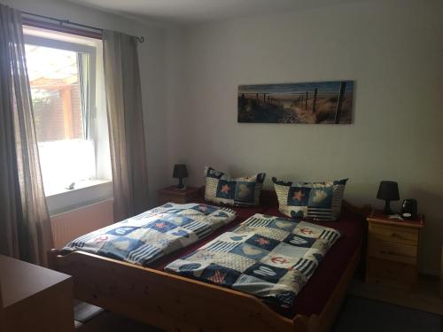 een slaapkamer met een bed en een raam bij Minsener Warft in Wangerland