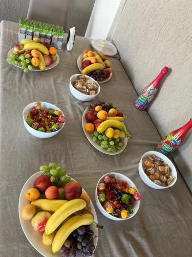 een tafel met fruitschalen en noten bij La Casa Blanca in Vladimirescu