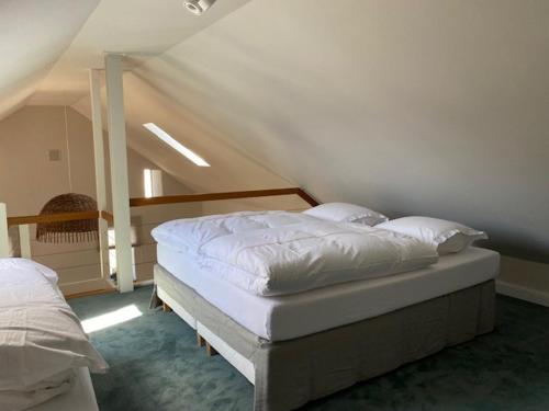 a bedroom with two beds in a attic at Das Alte Bürgermeisteramt in Kerpen