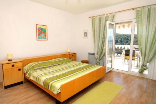 sypialnia z łóżkiem i balkonem w obiekcie Apartments with a parking space Jelsa, Hvar - 8698 w mieście Jelsa