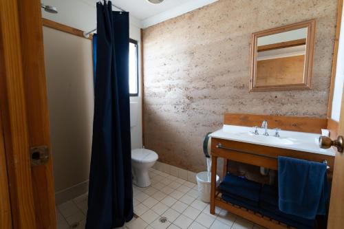 y baño con lavabo y aseo. en Great Western Motel Norseman, en Norseman