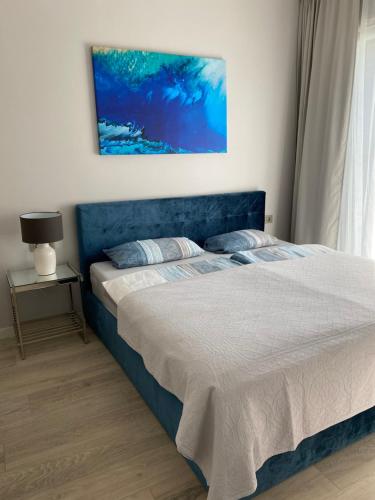 Ένα ή περισσότερα κρεβάτια σε δωμάτιο στο Apartamentai Mano Jūra 2 su vaizdu į baseiną