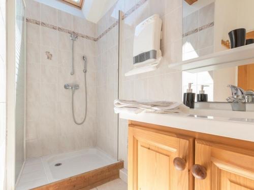 une salle de bain avec douche et lavabo dans l'établissement Duplex cosy 6 pers. à Serre-Chevalier, Chantemerle - Balcon, Garage, Proche pistes - FR-1-330E-21, à Saint-Chaffrey