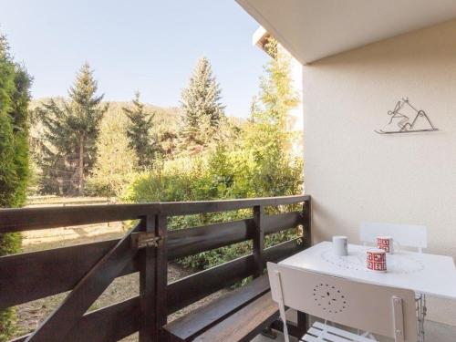 d'un balcon avec une table et une vue sur les montagnes. dans l'établissement Appartement 6 pers. avec jardinet, Chantemerle, Serre-Chevalier - FR-1-330E-37, à Saint-Chaffrey