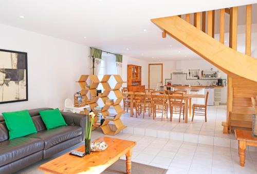 ein Wohnzimmer mit einem Sofa und einem Tisch in der Unterkunft Lescoat-le petit paradis in Plestin-les-Grèves