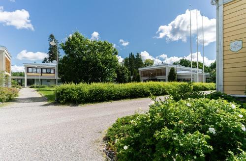 a road in front of a building with bushes at Sannäsin Kartano in Porvoo