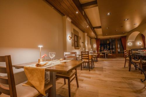 a dining room with a table and chairs at Hotel Hostal Estrella in Rupit