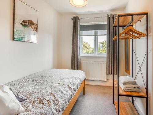 um quarto com uma cama e uma janela em Sea View em Rhosneigr