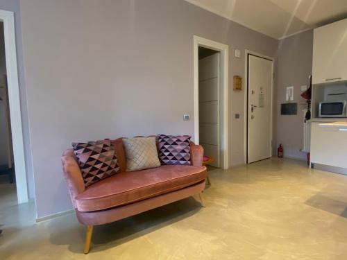 salon z brązową skórzaną kanapą w obiekcie Bellagio cool flat w mieście Bellagio