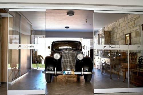 an old car is on display in a store window at Lydia's Apartments in Kissamos