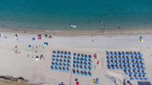 una vista aérea de una playa con gente volando cometas en Il Calabriano Residence, en Zambrone