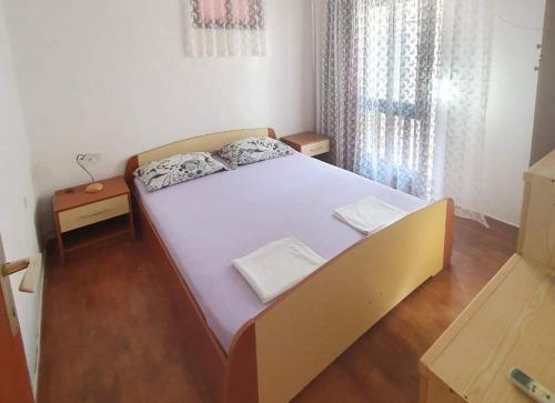 ein Schlafzimmer mit einem großen Bett in einem Zimmer in der Unterkunft Seaside holiday house Drasnice, Makarska - 10359 in Drašnice