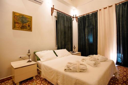 1 dormitorio con 1 cama con toallas en Seafalios Villa, en La Canea