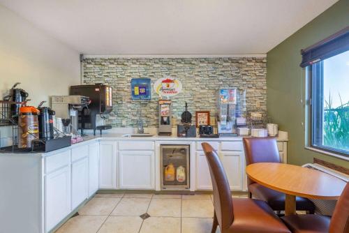 Kuchyň nebo kuchyňský kout v ubytování Super 8 by Wyndham El Dorado