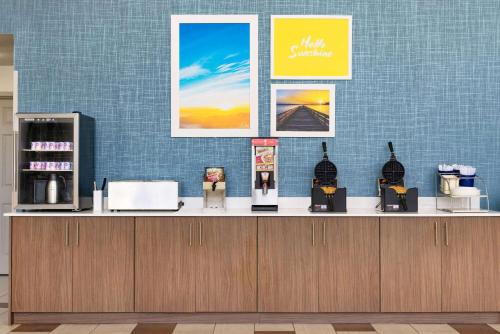 Gambar di galeri bagi Days Inn & Suites by Wyndham Savannah Midtown di Savannah