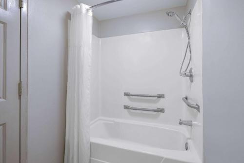Bilik mandi di Days Inn & Suites by Wyndham Savannah Midtown