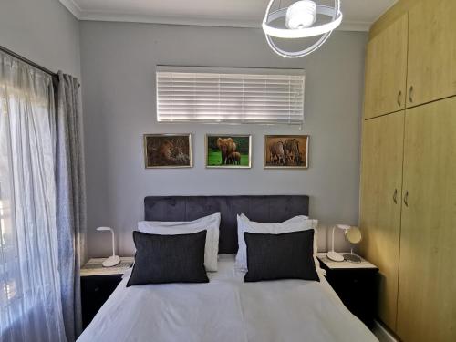 Ένα ή περισσότερα κρεβάτια σε δωμάτιο στο Guinea Fowl Self Catering