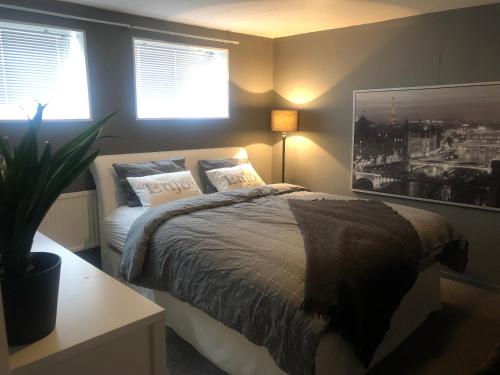 1 dormitorio con 1 cama y una foto en la pared en COZY COTTAGE-VILLA CLOSE TO WINTER SPORTS, MOUNTAIN & LAKE - 10 Pers, en Mörsil